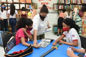 Inauguração de uma das novas salas de leitura para alunos do ensino médio no Maranhão