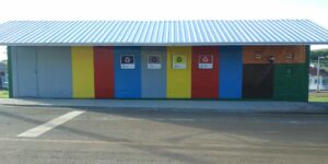 Foto de um posto de coleta de resíduos do programa "Transformando Vidas, Construindo Sonhos".