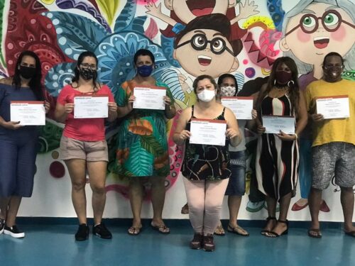 Alunos do projeto Tempo de Empreender reunidos com certificados na mão