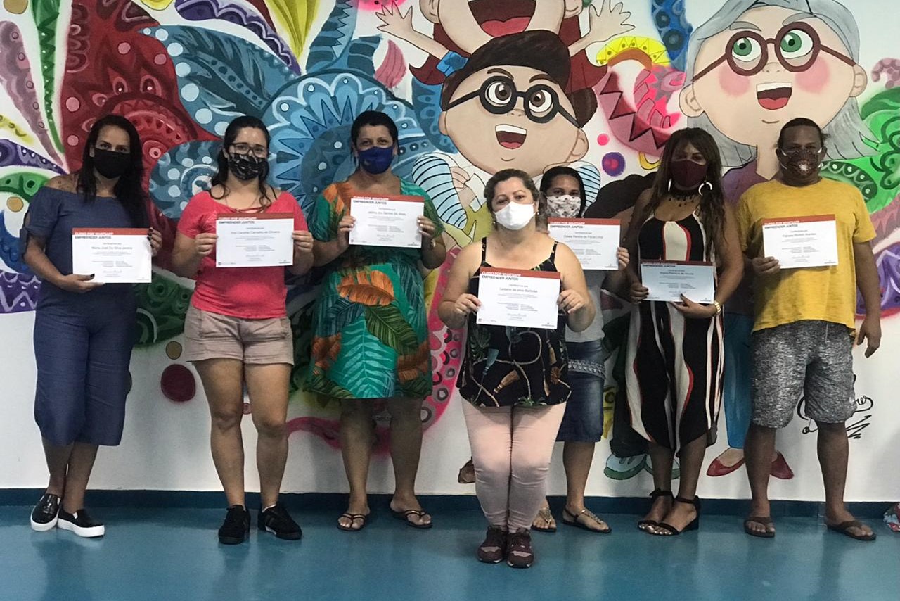 Alunos do projeto Tempo de Empreender reunidos com certificados na mão