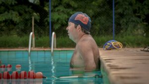 Usuário do Centro Louis Braille participando das aulas de natação