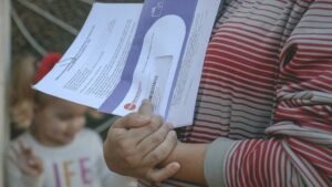 Mulher segurando correspondência do cartão alimentação