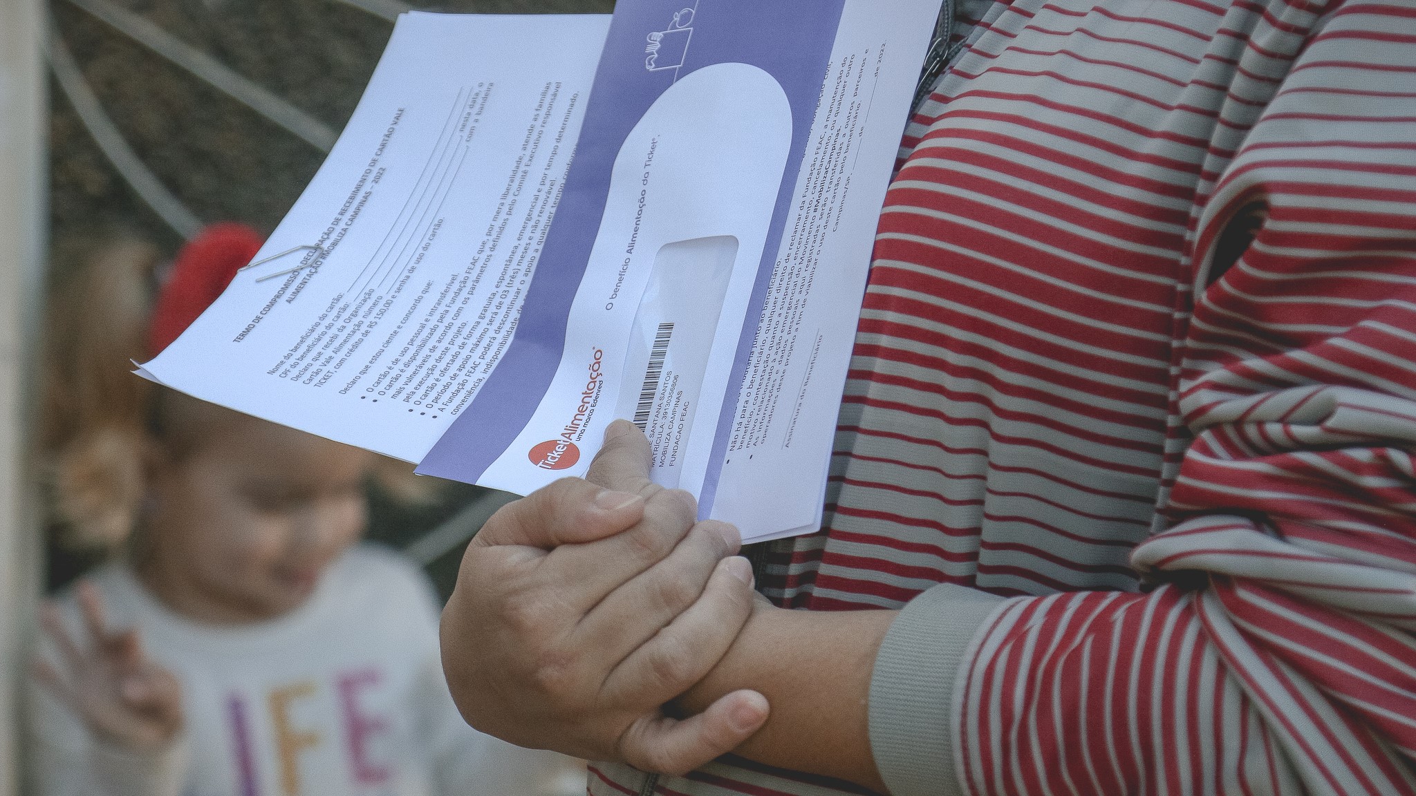 Mulher segurando correspondência do cartão alimentação