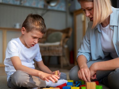 Mãe e filho com Transtorno do Espectro Autista (TEA) fazem atividade juntos