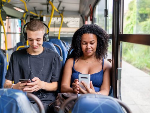 pessoas lêem em ônibus