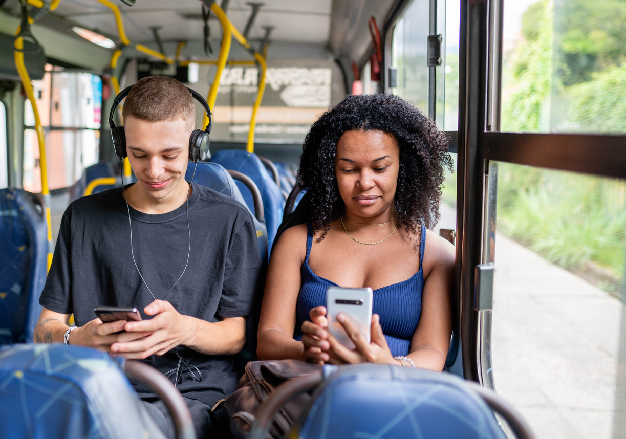pessoas lêem em ônibus