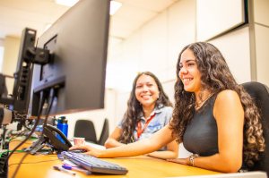 Da esquerda para a direita: Rebeca Barros dos Santos e Mireya de La Rosa de Almeida, ex-alunas do projeto Dupla Escola contratadas pela empresa Star One, do grupo Claro, graças à iniciativa 1MiO, do UNICEF