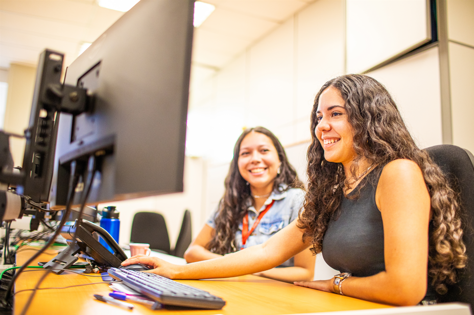 Da esquerda para a direita: Rebeca Barros dos Santos e Mireya de La Rosa de Almeida, ex-alunas do projeto Dupla Escola contratadas pela empresa Star One, do grupo Claro, graças à iniciativa 1MiO, do UNICEF