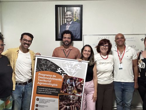 Parceria firmada tem objetivo de apoiar agricultores familiares para transição agroecológica com foco na melhoria de renda. Programa inclui formação para certificação orgânica com Núcleo Raízes do Sertão, assistência técnica rural e articulação para acesso a políticas públicas como PNAE e PAA.