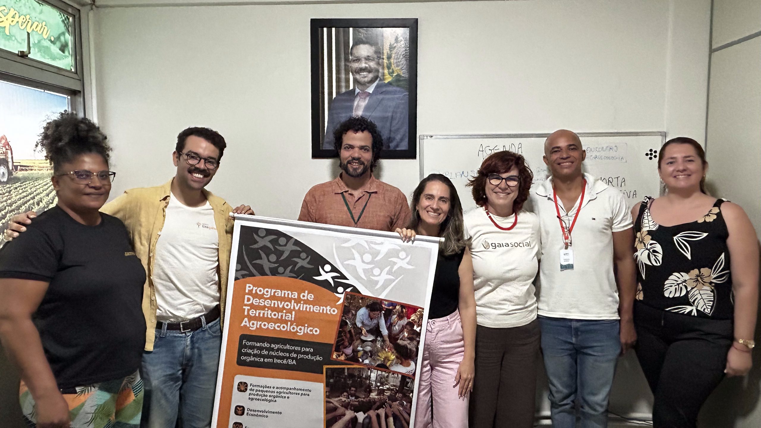 Parceria firmada tem objetivo de apoiar agricultores familiares para transição agroecológica com foco na melhoria de renda. Programa inclui formação para certificação orgânica com Núcleo Raízes do Sertão, assistência técnica rural e articulação para acesso a políticas públicas como PNAE e PAA.